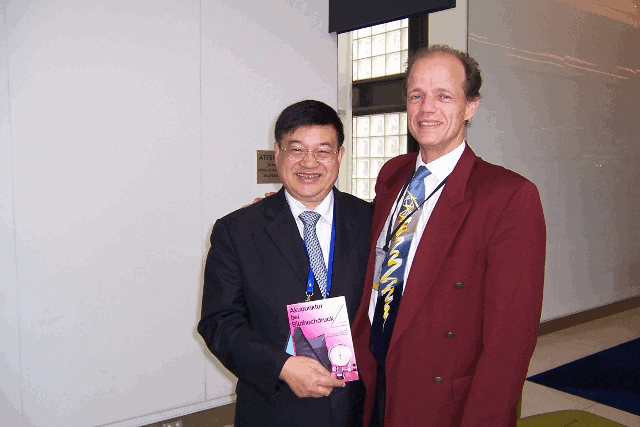 Präsentation seines Buches Akupunktur bei Bluthochdruck Dr. Thomas Braun mit Prof Liu Baoyan, dem Präsidenten des Akupunkturweltverbandes WFAS