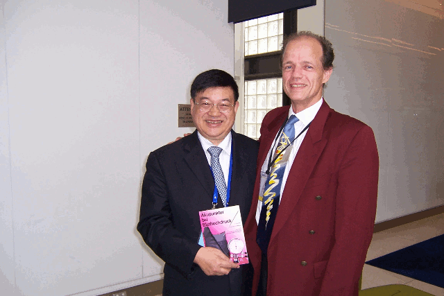 Prsentation seines Buches Akupunktur bei Bluthochdruck Dr. Thomas Braun mit Prof Liu Baoyan, dem Prsidenten des Akupunkturweltverbandes WFAS